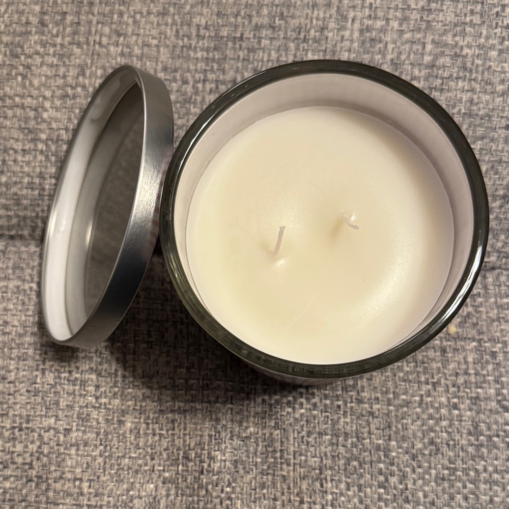 Sand & Seashells Scented Candle with Silver Lid - Picture 3 of 3